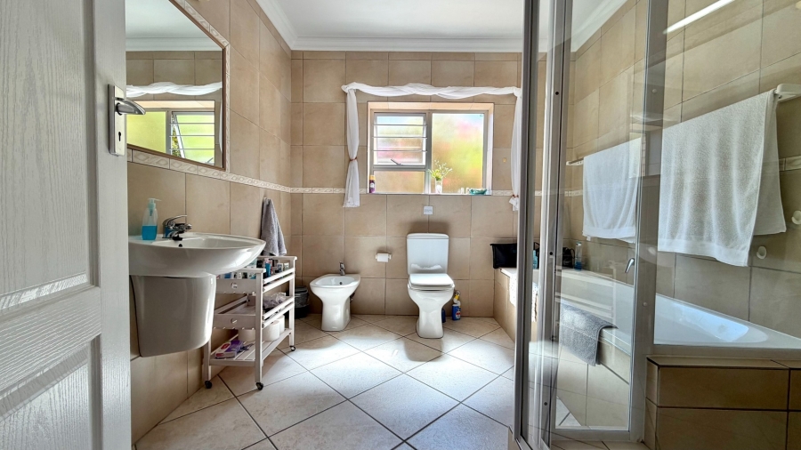 5 Bedroom Property for Sale in Mountainside Western Cape